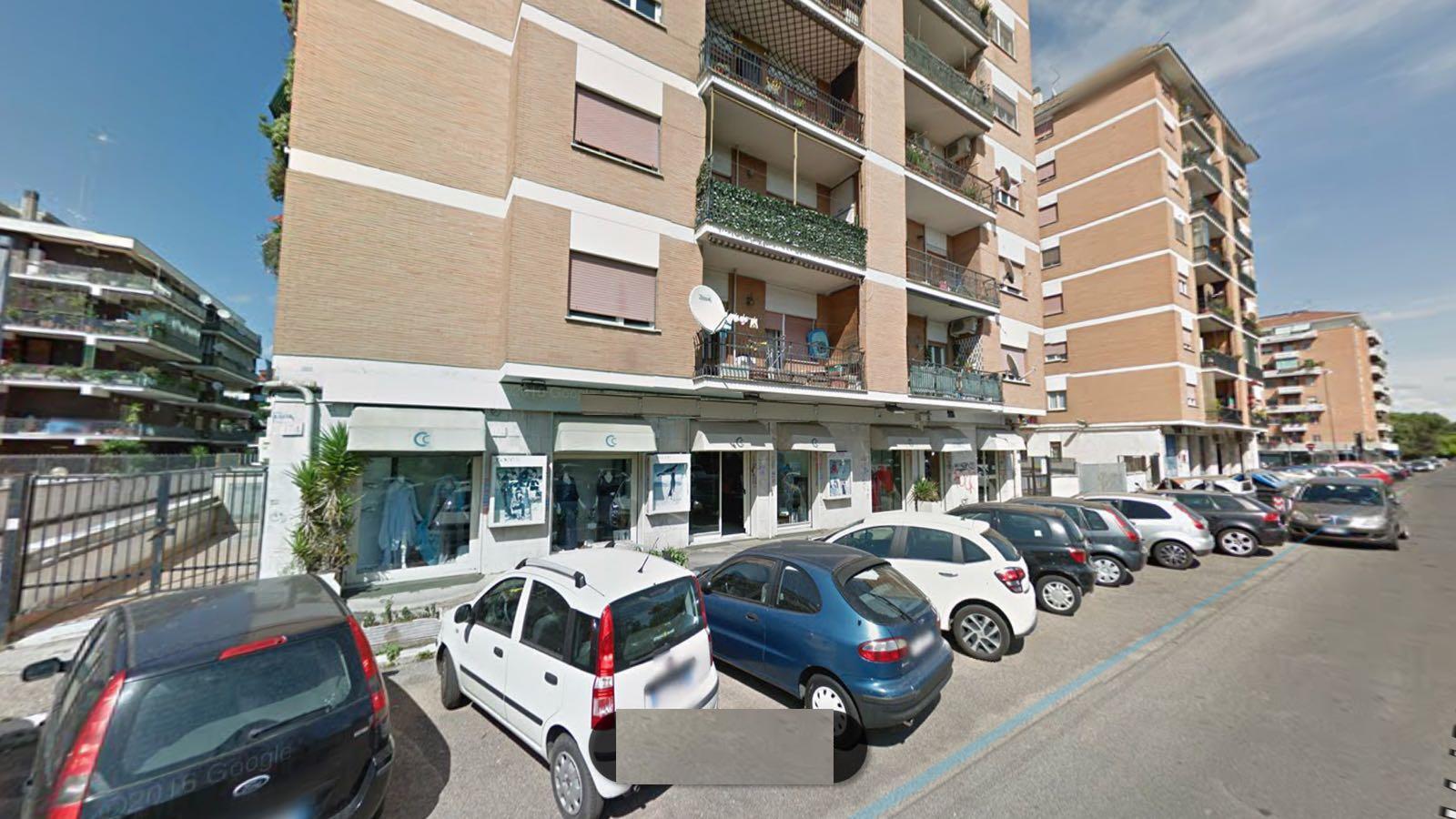 locale commerciale, sette vetrine, canna fumaria, strada di passaggio, gruppo immobiliare italiano e partners