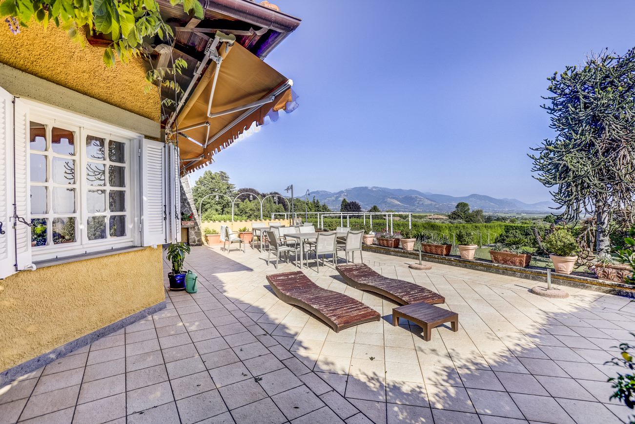 incantevole proprietà immersa nel verde nel cuore dei Castelli Romani dal panorama esclusivo. La meravigliosa residenza e\' circondata da un parco incantevole di circa 5200 metri quadri e dalla terrazza panoramica di 95 metri circa sulla quale e\' adagiata una vasca idromassaggio riscaldata fino a 42 gradi dalla quale si puo\' godere il panorama fino alle isole pontine. La villa si sviluppa su due piani.