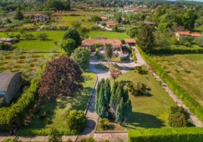 incantevole proprietà immersa nel verde nel cuore dei Castelli Romani dal panorama esclusivo. La meravigliosa residenza e\' circondata da un parco incantevole di circa 5200 metri quadri e dalla terrazza panoramica di 95 metri circa sulla quale e\' adagiata una vasca idromassaggio riscaldata fino a 42 gradi dalla quale si puo\' godere il panorama fino alle isole pontine. La villa si sviluppa su due piani.