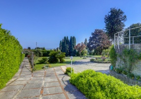 incantevole proprietà immersa nel verde nel cuore dei Castelli Romani dal panorama esclusivo. La meravigliosa residenza e\' circondata da un parco incantevole di circa 5200 metri quadri e dalla terrazza panoramica di 95 metri circa sulla quale e\' adagiata una vasca idromassaggio riscaldata fino a 42 gradi dalla quale si puo\' godere il panorama fino alle isole pontine. La villa si sviluppa su due piani.