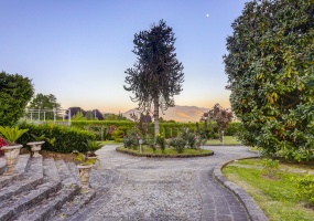 incantevole proprietà immersa nel verde nel cuore dei Castelli Romani dal panorama esclusivo. La meravigliosa residenza e\' circondata da un parco incantevole di circa 5200 metri quadri e dalla terrazza panoramica di 95 metri circa sulla quale e\' adagiata una vasca idromassaggio riscaldata fino a 42 gradi dalla quale si puo\' godere il panorama fino alle isole pontine. La villa si sviluppa su due piani.