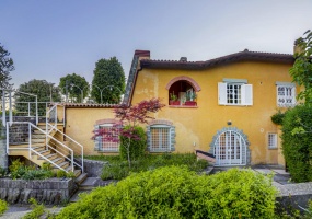 incantevole proprietà immersa nel verde nel cuore dei Castelli Romani dal panorama esclusivo. La meravigliosa residenza e\' circondata da un parco incantevole di circa 5200 metri quadri e dalla terrazza panoramica di 95 metri circa sulla quale e\' adagiata una vasca idromassaggio riscaldata fino a 42 gradi dalla quale si puo\' godere il panorama fino alle isole pontine. La villa si sviluppa su due piani.