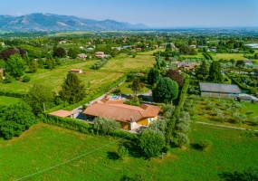 incantevole proprietà immersa nel verde nel cuore dei Castelli Romani dal panorama esclusivo. La meravigliosa residenza e\' circondata da un parco incantevole di circa 5200 metri quadri e dalla terrazza panoramica di 95 metri circa sulla quale e\' adagiata una vasca idromassaggio riscaldata fino a 42 gradi dalla quale si puo\' godere il panorama fino alle isole pontine. La villa si sviluppa su due piani.