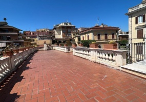 Palazzo cielo terra adiacenze Piazza Re Di Roma. Complesso Immobiliare composto da due edifici di cui una ampia depandance elegantemente ristrutturata. circondati da un meraviglioso giardino pensile di circa mq.326 con una fontana centrale costruito nel 1912