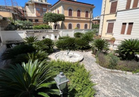 Palazzo cielo terra adiacenze Piazza Re Di Roma. Complesso Immobiliare composto da due edifici di cui una ampia depandance elegantemente ristrutturata. circondati da un meraviglioso giardino pensile di circa mq.326 con una fontana centrale costruito nel 1912