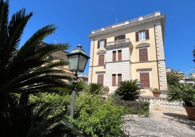 Palazzo cielo terra adiacenze Piazza Re Di Roma. Complesso Immobiliare composto da due edifici di cui una ampia depandance elegantemente ristrutturata. circondati da un meraviglioso giardino pensile di circa mq.326 con una fontana centrale costruito nel 1912