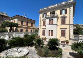 Palazzo cielo terra adiacenze Piazza Re Di Roma. Complesso Immobiliare composto da due edifici di cui una ampia depandance elegantemente ristrutturata. circondati da un meraviglioso giardino pensile di circa mq.326 con una fontana centrale costruito nel 1912