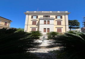 Palazzo cielo terra adiacenze Piazza Re Di Roma. Complesso Immobiliare composto da due edifici di cui una ampia depandance elegantemente ristrutturata. circondati da un meraviglioso giardino pensile di circa mq.326 con una fontana centrale costruito nel 1912