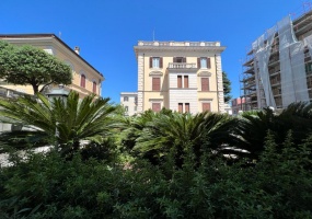 Palazzo cielo terra adiacenze Piazza Re Di Roma. Complesso Immobiliare composto da due edifici di cui una ampia depandance elegantemente ristrutturata. circondati da un meraviglioso giardino pensile di circa mq.326 con una fontana centrale costruito nel 1912