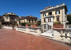 Palazzo cielo terra adiacenze Piazza Re Di Roma. Complesso Immobiliare composto da due edifici di cui una ampia depandance elegantemente ristrutturata. circondati da un meraviglioso giardino pensile di circa mq.326 con una fontana centrale costruito nel 1912