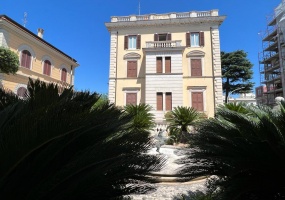 Palazzo cielo terra adiacenze Piazza Re Di Roma. Complesso Immobiliare composto da due edifici di cui una ampia depandance elegantemente ristrutturata. circondati da un meraviglioso giardino pensile di circa mq.326 con una fontana centrale costruito nel 1912