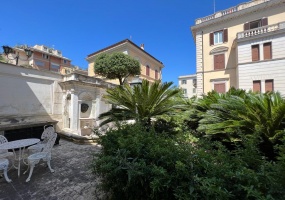 Palazzo cielo terra adiacenze Piazza Re Di Roma. Complesso Immobiliare composto da due edifici di cui una ampia depandance elegantemente ristrutturata. circondati da un meraviglioso giardino pensile di circa mq.326 con una fontana centrale costruito nel 1912