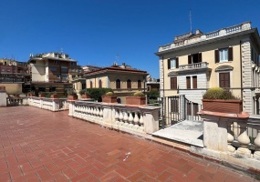 Palazzo cielo terra adiacenze Piazza Re Di Roma. Complesso Immobiliare composto da due edifici di cui una ampia depandance elegantemente ristrutturata. circondati da un meraviglioso giardino pensile di circa mq.326 con una fontana centrale costruito nel 1912