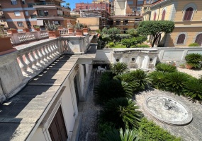 Palazzo cielo terra adiacenze Piazza Re Di Roma. Complesso Immobiliare composto da due edifici di cui una ampia depandance elegantemente ristrutturata. circondati da un meraviglioso giardino pensile di circa mq.326 con una fontana centrale costruito nel 1912