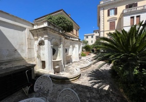 Palazzo cielo terra adiacenze Piazza Re Di Roma. Complesso Immobiliare composto da due edifici di cui una ampia depandance elegantemente ristrutturata. circondati da un meraviglioso giardino pensile di circa mq.326 con una fontana centrale costruito nel 1912