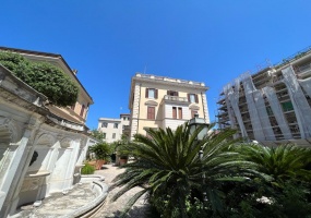 Palazzo cielo terra adiacenze Piazza Re Di Roma. Complesso Immobiliare composto da due edifici di cui una ampia depandance elegantemente ristrutturata. circondati da un meraviglioso giardino pensile di circa mq.326 con una fontana centrale costruito nel 1912