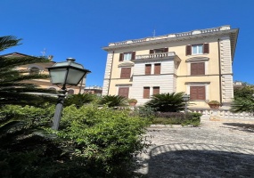 Palazzo cielo terra adiacenze Piazza Re Di Roma. Complesso Immobiliare composto da due edifici di cui una ampia depandance elegantemente ristrutturata. circondati da un meraviglioso giardino pensile di circa mq.326 con una fontana centrale costruito nel 1912