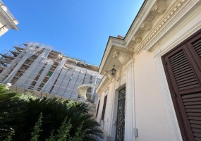 Palazzo cielo terra adiacenze Piazza Re Di Roma. Complesso Immobiliare composto da due edifici di cui una ampia depandance elegantemente ristrutturata. circondati da un meraviglioso giardino pensile di circa mq.326 con una fontana centrale costruito nel 1912