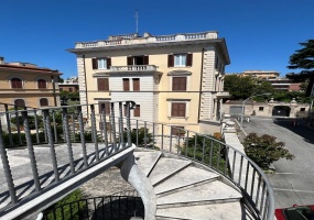 Palazzo cielo terra adiacenze Piazza Re Di Roma. Complesso Immobiliare composto da due edifici di cui una ampia depandance elegantemente ristrutturata. circondati da un meraviglioso giardino pensile di circa mq.326 con una fontana centrale costruito nel 1912