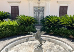 Palazzo cielo terra adiacenze Piazza Re Di Roma. Complesso Immobiliare composto da due edifici di cui una ampia depandance elegantemente ristrutturata. circondati da un meraviglioso giardino pensile di circa mq.326 con una fontana centrale costruito nel 1912