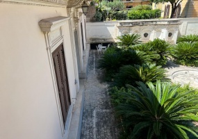 Palazzo cielo terra adiacenze Piazza Re Di Roma. Complesso Immobiliare composto da due edifici di cui una ampia depandance elegantemente ristrutturata. circondati da un meraviglioso giardino pensile di circa mq.326 con una fontana centrale costruito nel 1912