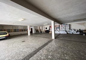 Palazzo cielo terra adiacenze Piazza Re Di Roma. Complesso Immobiliare composto da due edifici di cui una ampia depandance elegantemente ristrutturata. circondati da un meraviglioso giardino pensile di circa mq.326 con una fontana centrale costruito nel 1912