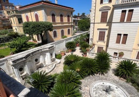 Palazzo cielo terra adiacenze Piazza Re Di Roma. Complesso Immobiliare composto da due edifici di cui una ampia depandance elegantemente ristrutturata. circondati da un meraviglioso giardino pensile di circa mq.326 con una fontana centrale costruito nel 1912