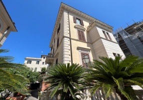 Palazzo cielo terra adiacenze Piazza Re Di Roma. Complesso Immobiliare composto da due edifici di cui una ampia depandance elegantemente ristrutturata. circondati da un meraviglioso giardino pensile di circa mq.326 con una fontana centrale costruito nel 1912