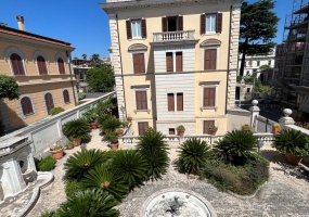 Palazzo cielo terra adiacenze Piazza Re Di Roma. Complesso Immobiliare composto da due edifici di cui una ampia depandance elegantemente ristrutturata. circondati da un meraviglioso giardino pensile di circa mq.326 con una fontana centrale costruito nel 1912