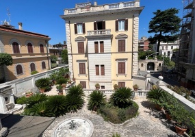 Palazzo cielo terra adiacenze Piazza Re Di Roma. Complesso Immobiliare composto da due edifici di cui una ampia depandance elegantemente ristrutturata. circondati da un meraviglioso giardino pensile di circa mq.326 con una fontana centrale costruito nel 1912