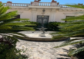 Palazzo cielo terra adiacenze Piazza Re Di Roma. Complesso Immobiliare composto da due edifici di cui una ampia depandance elegantemente ristrutturata. circondati da un meraviglioso giardino pensile di circa mq.326 con una fontana centrale costruito nel 1912