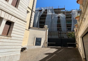 Palazzo cielo terra adiacenze Piazza Re Di Roma. Complesso Immobiliare composto da due edifici di cui una ampia depandance elegantemente ristrutturata. circondati da un meraviglioso giardino pensile di circa mq.326 con una fontana centrale costruito nel 1912