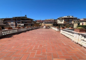 Palazzo cielo terra adiacenze Piazza Re Di Roma. Complesso Immobiliare composto da due edifici di cui una ampia depandance elegantemente ristrutturata. circondati da un meraviglioso giardino pensile di circa mq.326 con una fontana centrale costruito nel 1912