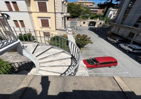 Palazzo cielo terra adiacenze Piazza Re Di Roma. Complesso Immobiliare composto da due edifici di cui una ampia depandance elegantemente ristrutturata. circondati da un meraviglioso giardino pensile di circa mq.326 con una fontana centrale costruito nel 1912