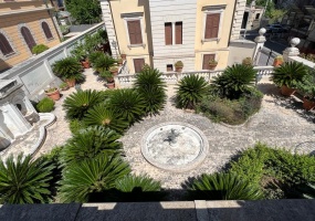 Palazzo cielo terra adiacenze Piazza Re Di Roma. Complesso Immobiliare composto da due edifici di cui una ampia depandance elegantemente ristrutturata. circondati da un meraviglioso giardino pensile di circa mq.326 con una fontana centrale costruito nel 1912