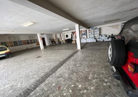 Palazzo cielo terra adiacenze Piazza Re Di Roma. Complesso Immobiliare composto da due edifici di cui una ampia depandance elegantemente ristrutturata. circondati da un meraviglioso giardino pensile di circa mq.326 con una fontana centrale costruito nel 1912