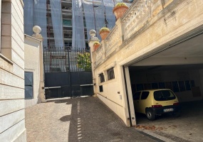 Palazzo cielo terra adiacenze Piazza Re Di Roma. Complesso Immobiliare composto da due edifici di cui una ampia depandance elegantemente ristrutturata. circondati da un meraviglioso giardino pensile di circa mq.326 con una fontana centrale costruito nel 1912