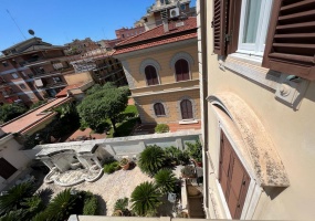 Palazzo cielo terra adiacenze Piazza Re Di Roma. Complesso Immobiliare composto da due edifici di cui una ampia depandance elegantemente ristrutturata. circondati da un meraviglioso giardino pensile di circa mq.326 con una fontana centrale costruito nel 1912