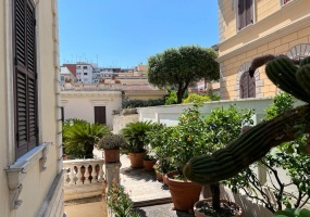 Palazzo cielo terra adiacenze Piazza Re Di Roma. Complesso Immobiliare composto da due edifici di cui una ampia depandance elegantemente ristrutturata. circondati da un meraviglioso giardino pensile di circa mq.326 con una fontana centrale costruito nel 1912