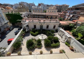 Palazzo cielo terra adiacenze Piazza Re Di Roma. Complesso Immobiliare composto da due edifici di cui una ampia depandance elegantemente ristrutturata. circondati da un meraviglioso giardino pensile di circa mq.326 con una fontana centrale costruito nel 1912