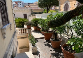 Palazzo cielo terra adiacenze Piazza Re Di Roma. Complesso Immobiliare composto da due edifici di cui una ampia depandance elegantemente ristrutturata. circondati da un meraviglioso giardino pensile di circa mq.326 con una fontana centrale costruito nel 1912