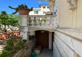 Palazzo cielo terra adiacenze Piazza Re Di Roma. Complesso Immobiliare composto da due edifici di cui una ampia depandance elegantemente ristrutturata. circondati da un meraviglioso giardino pensile di circa mq.326 con una fontana centrale costruito nel 1912