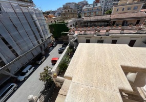 Palazzo cielo terra adiacenze Piazza Re Di Roma. Complesso Immobiliare composto da due edifici di cui una ampia depandance elegantemente ristrutturata. circondati da un meraviglioso giardino pensile di circa mq.326 con una fontana centrale costruito nel 1912