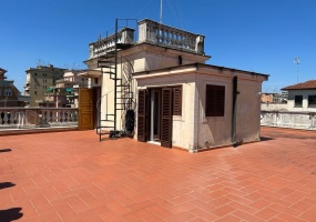 Palazzo cielo terra adiacenze Piazza Re Di Roma. Complesso Immobiliare composto da due edifici di cui una ampia depandance elegantemente ristrutturata. circondati da un meraviglioso giardino pensile di circa mq.326 con una fontana centrale costruito nel 1912