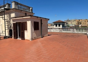 Palazzo cielo terra adiacenze Piazza Re Di Roma. Complesso Immobiliare composto da due edifici di cui una ampia depandance elegantemente ristrutturata. circondati da un meraviglioso giardino pensile di circa mq.326 con una fontana centrale costruito nel 1912