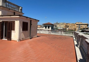 Palazzo cielo terra adiacenze Piazza Re Di Roma. Complesso Immobiliare composto da due edifici di cui una ampia depandance elegantemente ristrutturata. circondati da un meraviglioso giardino pensile di circa mq.326 con una fontana centrale costruito nel 1912