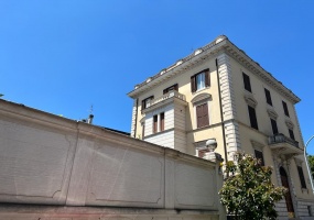 Palazzo cielo terra adiacenze Piazza Re Di Roma. Complesso Immobiliare composto da due edifici di cui una ampia depandance elegantemente ristrutturata. circondati da un meraviglioso giardino pensile di circa mq.326 con una fontana centrale costruito nel 1912