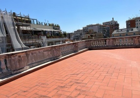 Palazzo cielo terra adiacenze Piazza Re Di Roma. Complesso Immobiliare composto da due edifici di cui una ampia depandance elegantemente ristrutturata. circondati da un meraviglioso giardino pensile di circa mq.326 con una fontana centrale costruito nel 1912